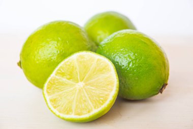 Olgun, tahta yüzeyde kireç kesimi