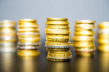 Karanlık yüzeyde Avro paraları yığını