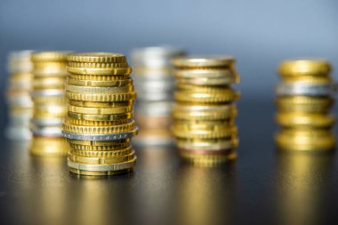 Karanlık yüzeyde Avro paraları yığını