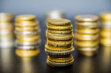 Karanlık yüzeyde Avro paraları yığını