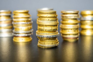 Karanlık yüzeyde Avro paraları yığını