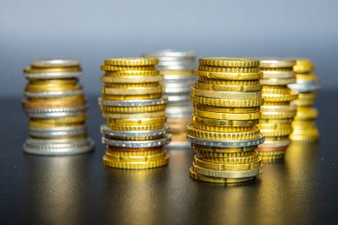 Karanlık yüzeyde Avro paraları yığını