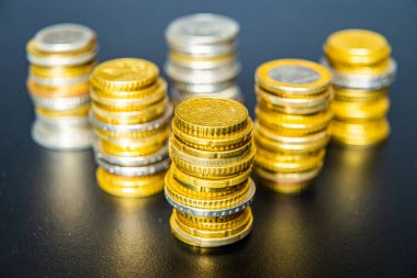 Karanlık yüzeyde Avro paraları yığını