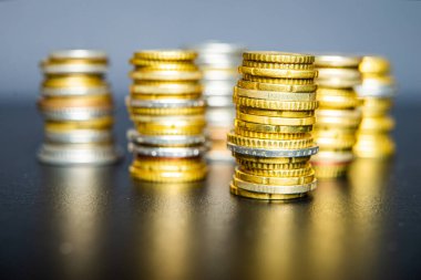 Karanlık yüzeyde Avro paraları yığını