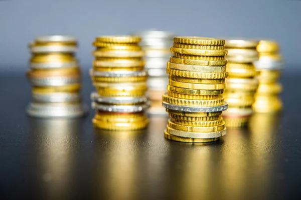 Karanlık yüzeyde Avro paraları yığını