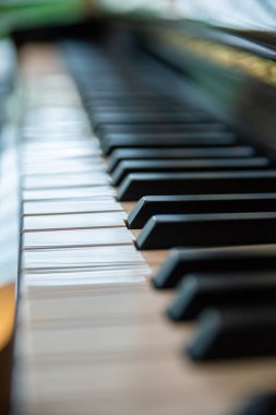 Bir piyanonun siyah beyaz klavyesi
