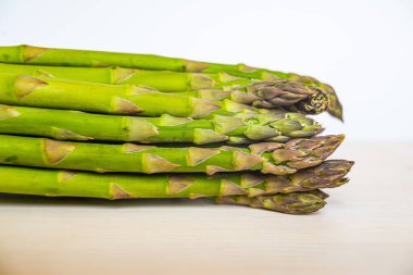 Ahşap yüzeyde yeni toplanmış kuşkonmaz.