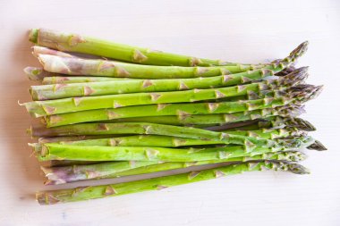 Ahşap yüzeyde yeni toplanmış kuşkonmaz.