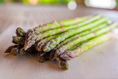 Ahşap yüzeyde yeni toplanmış kuşkonmaz.