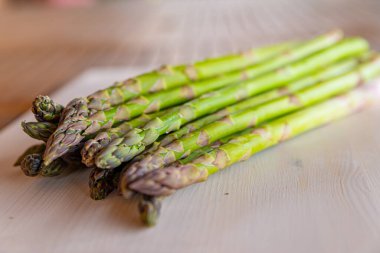 Ahşap yüzeyde yeni toplanmış kuşkonmaz.