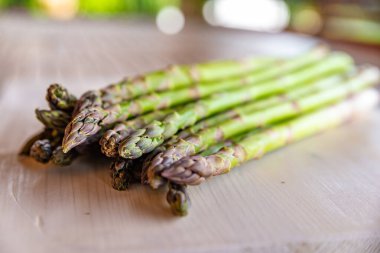 Ahşap yüzeyde yeni toplanmış kuşkonmaz.