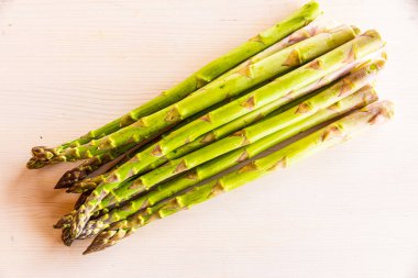 Ahşap yüzeyde yeni toplanmış kuşkonmaz.