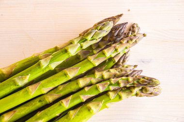 Ahşap yüzeyde yeni toplanmış kuşkonmaz.