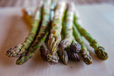 Ahşap yüzeyde yeni toplanmış kuşkonmaz.