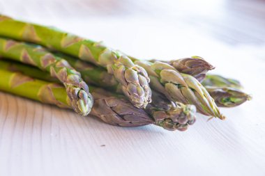 Ahşap yüzeyde yeni toplanmış kuşkonmaz.