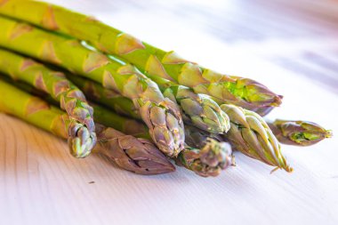 Ahşap yüzeyde yeni toplanmış kuşkonmaz.