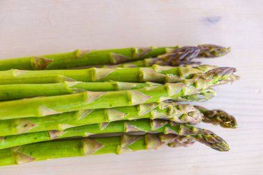 Ahşap yüzeyde yeni toplanmış kuşkonmaz.