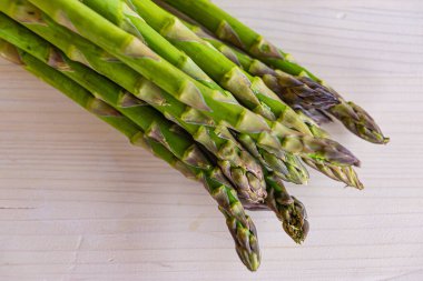 Ahşap yüzeyde yeni toplanmış kuşkonmaz.