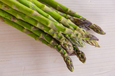 Ahşap yüzeyde yeni toplanmış kuşkonmaz.