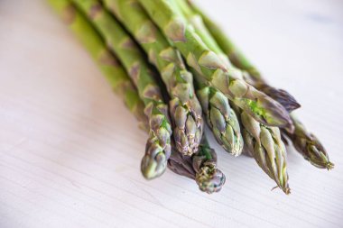 Ahşap yüzeyde yeni toplanmış kuşkonmaz.