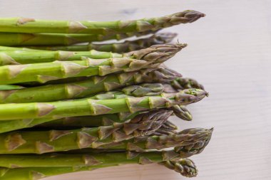 Ahşap yüzeyde yeni toplanmış kuşkonmaz.