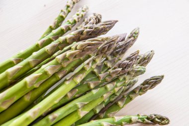 Ahşap yüzeyde yeni toplanmış kuşkonmaz.