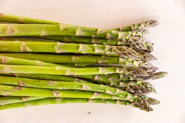 Ahşap yüzeyde yeni toplanmış kuşkonmaz.