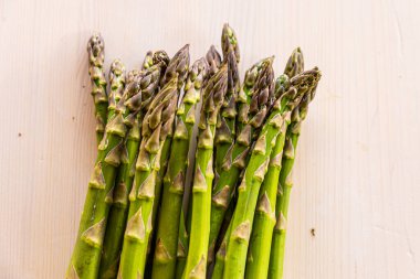 Ahşap yüzeyde yeni toplanmış kuşkonmaz.