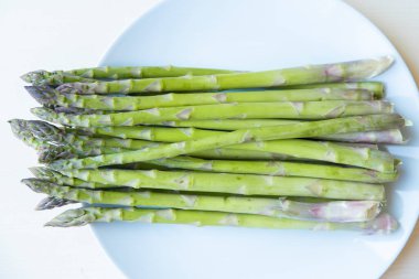 Beyaz tabakta kuşkonmaz