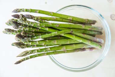 Taze toplanmış kuşkonmaz, şeffaf bir kase koyun.