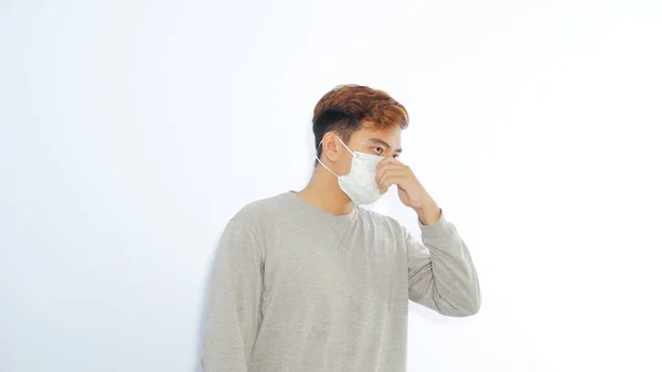 コロナウイルスに対する効果的な保護 彼のマスクを保持し 感染を防ぐために外科用マスクを身に着けているアジア人 インフルエンザなどの呼吸器疾患 2019年 Ncovは白い背景に隔離 — ストック写真