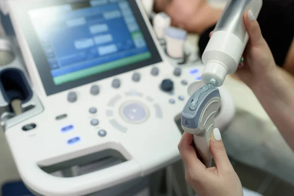 Zbliżenie Sprzętu Ultrasonograficznego Kobieca Ręka Lekarza Trzymanie Sondy Ultrasonograficznej Żelem — Zdjęcie stockowe