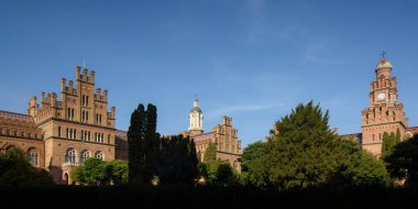 Chernivtsi Ulusal Üniversitesi güneşli bir yaz gününde. Ukrayna 'da seyahat yerleri.