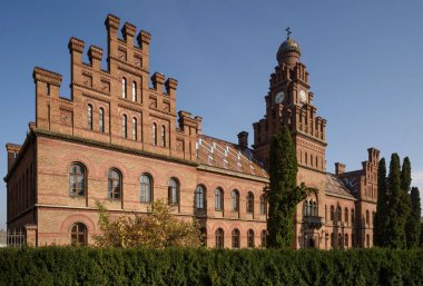 Chernivtsi Ulusal Üniversitesi güneşli bir yaz gününde. Ukrayna 'da seyahat yerleri.