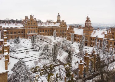 Chernivtsi Ulusal Üniversitesi 'nin kışın havadan manzaralı panoraması. Ukrayna 'da seyahat yerleri.