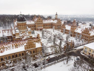 Chernivtsi Ulusal Üniversitesi 'nin kışın havadan manzaralı panoraması. Ukrayna 'da seyahat yerleri.