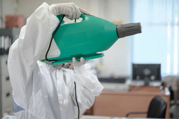 Desinfección Oficina Para Prevenir Covid Persona Traje Materiales Peligrosos Blancos —  Fotos de Stock