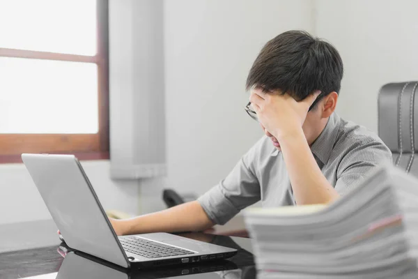 Empresário Tendo Estresse Com Computador Portátil Trabalhando Escritório Exausto Asiático — Fotografia de Stock