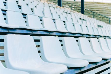 Futbol stadyumunda boş koltuk