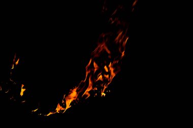 Ateş alevlerinin dokusu siyah arkaplanda