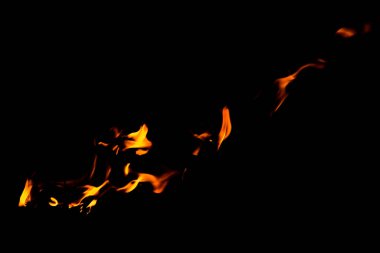 Ateş alevlerinin dokusu siyah arkaplanda
