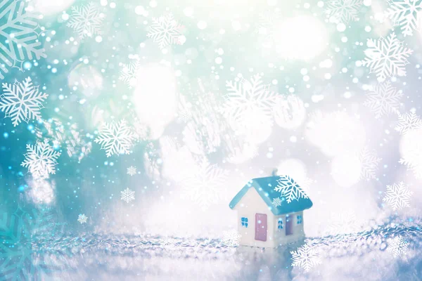 Miniaturowy Dom Niebieskim Dachem Rozmytej Dekoracji Świątecznej — Zdjęcie stockowe