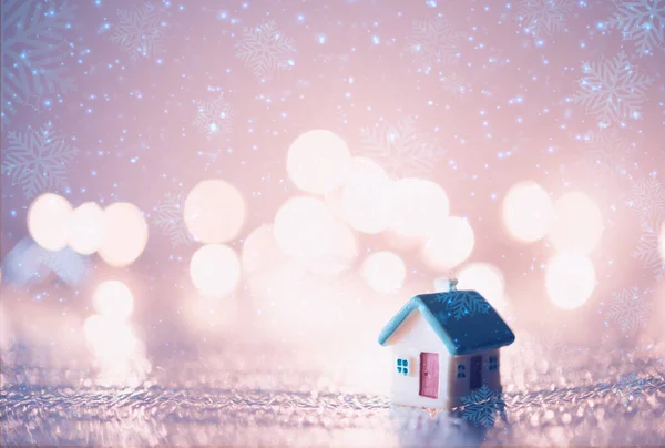 Casa Miniatura Con Techo Azul Borrosa Decoración Navidad — Foto de Stock