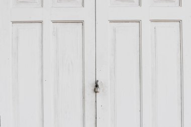 Kilitli eski beyaz bir kapı..