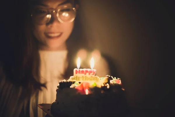 女孩们拿着一个有蜡烛的蛋糕 年轻女人拿着一个有美味生日蛋糕的盘子 — 图库照片