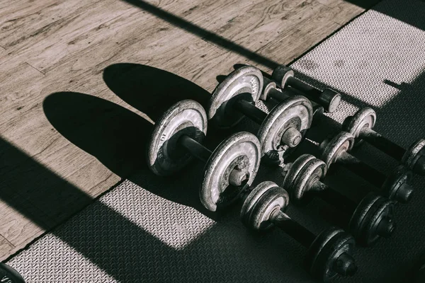 Spor salonunda kas, spor klubü ağırlığı trai