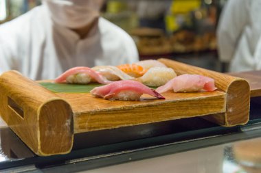 Aşçı lokantada suşi hazırlıyor.. 