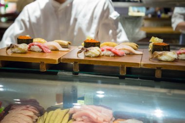 Aşçı lokantada suşi hazırlıyor.. 