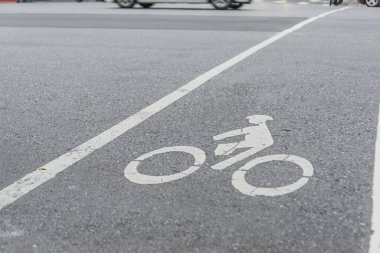 Şehir caddesinde bisiklet sembolü