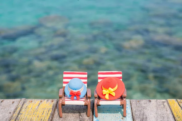Miniatuur Hoeden Strandstoel Met Zeeachtergrond Vakantie Concept — Stockfoto